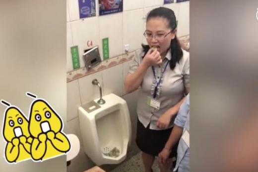 【中国】便器におにぎりを転がし、食べる